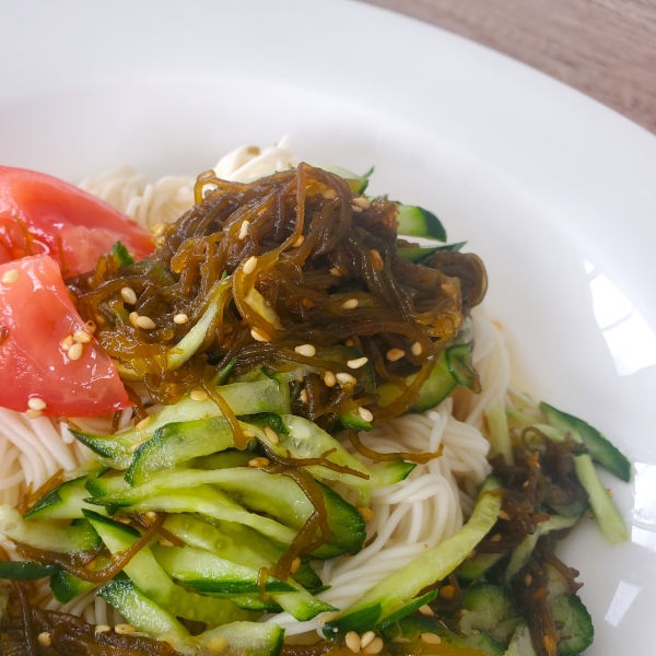 味付もずく梅酢の夏野菜そうめん