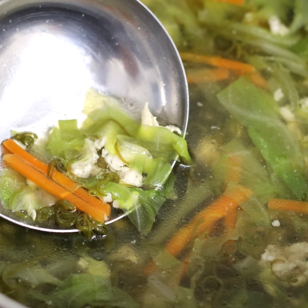 めかぶ、キャベツ、鶏肉のコンソメスープ